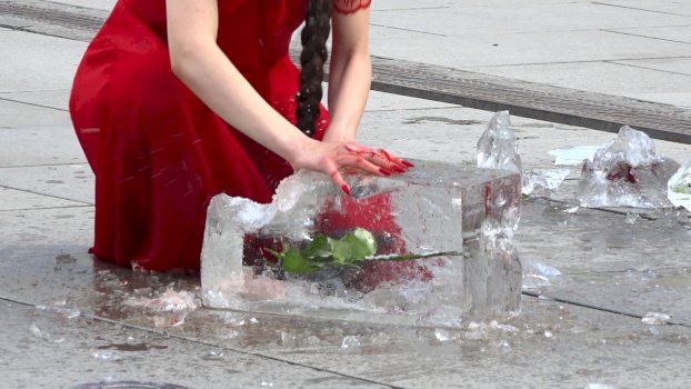 Organizohet përformancë artistike “Serish S’vjen Marsi” për nder të 8 Marsit, shfaqen sfidat e grave