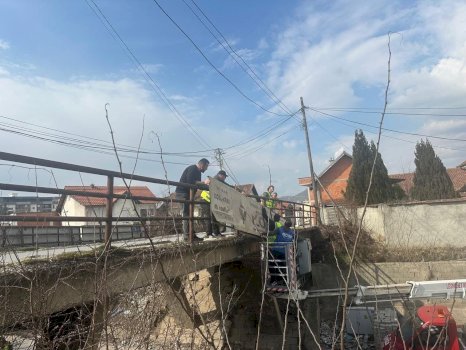 Komuna e Mitrovicës në aksion për largimin e reklamave të vendosura kundërligjshëm