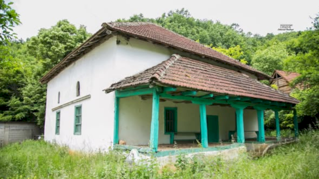 xhamia-500-vjecare-ne-ferizaj-qe-sherbeu-si-shkolle-dhe-si-strehe-per-uck-ne