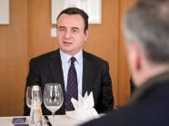 kurti-vlereson-kineastet-e-kosoves:-po-e-ngritin-vendin-ne-skenen-boterore