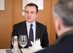 kurti-vlereson-kineastet-e-kosoves:-po-e-ngritin-vendin-ne-skenen-boterore