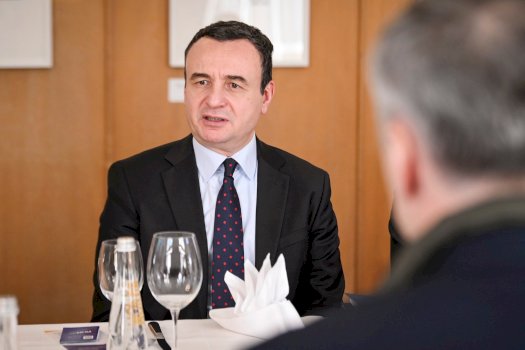 kurti-vlereson-kineastet-e-kosoves:-po-e-ngritin-vendin-ne-skenen-boterore