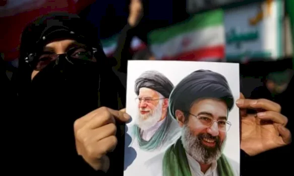 ajatollahu-i-ri-eshte-‘aq-i-keq-sa-babai-i-tij’,-thone-disa-iraniane