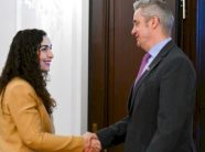 osmani-takohet-me-ambasadorin-britanik,-presidenca:-u-theksua-se-gjuha-kercenuese-dhe-bullizuese-eshte-e-papranueshme