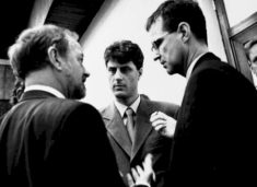 selimi-ndan-foto-te-rralla-te-thacit-pas-kthimit-nga-rambujeja,-shihet-ne-diskutim-me-robin-cook