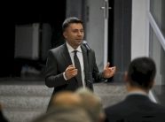 rrustemi-nuk-i-bie-pishman,-i-lut-ambasadoret-mos-ta-vizitojne-kushtetuesen:-le-te-na-lene-te-gabojme