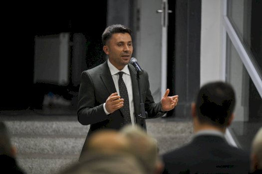 rrustemi-nuk-i-bie-pishman,-i-lut-ambasadoret-mos-ta-vizitojne-kushtetuesen:-le-te-na-lene-te-gabojme