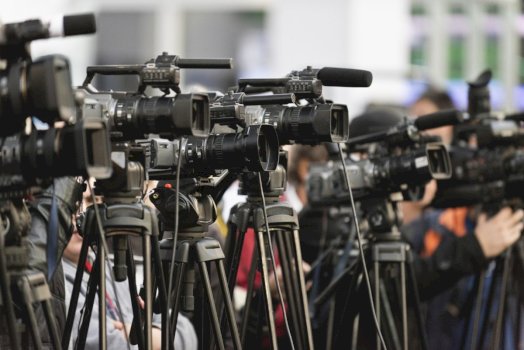 denohet-me-1-vjet-burgim-me-kusht-personi-qe-kercenoi-gazetaret-ne-gjykate