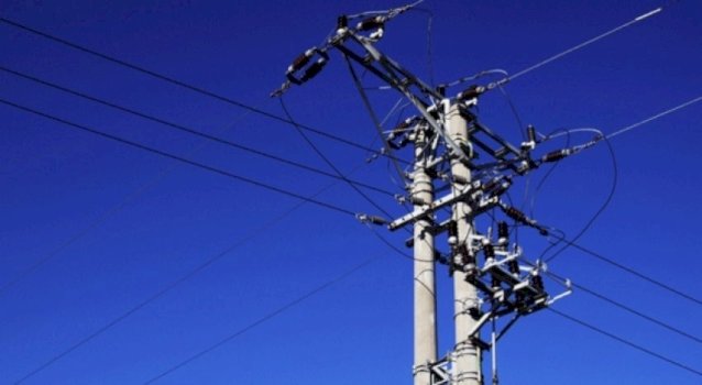 vidhen-trafo-dhe-kabllot-elektrike-ne-fushe-kosove,-hajnat-ne-arrati