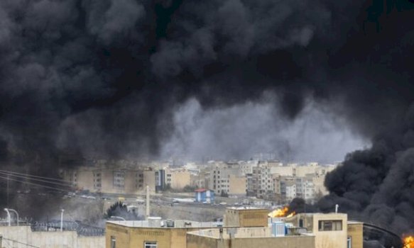 izraeli-thote-se-po-kryen-nje-‘vale-te-gjere’-sulmesh-ndaj-iranit,-goditi-nje-kompleks-zhvillimi-te-armeve-berthamore