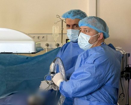 realizohet-per-here-te-pare-ne-qkuk-intervenimi-per-trajtimin-e-gureve-te-medhenj-ne-veshka