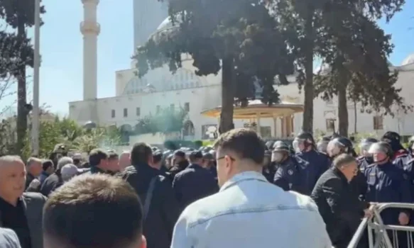 tensionohet-situata-jashte-kuvendit-te-shqiperise