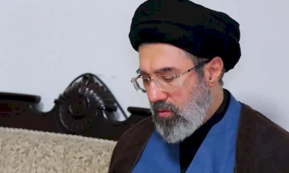 raportohet-se-lideri-i-suprem-i-iranit-eshte-ne-koma-dhe-se-ka-humbur-njeren-kembe