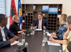 muja-takon-perfaqesuesit-e-bankes-boterore,-diskuton-progresin-e-projektit-per-rehabilitimin-e-sistemeve-te-ujitjes