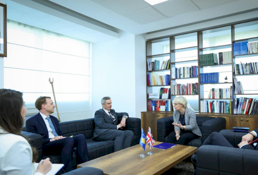 gervalla-dhe-ambasadori-britanik-diskutojne-per-vetingun-dhe-forcimin-e-sundimit-te-ligjit