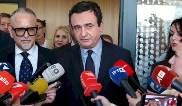 heqja-e-fusnotes,-kurti:-duket-qe-sivjet-pranvera-po-vjen-me-heret-dhe,-sic-u-tha-atebote,-fusnota-do-te-shkrihet-si-nje-fjolle-bore