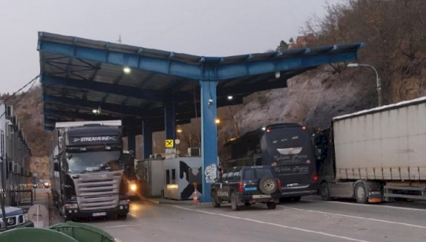 neser-proteste-ne-serbi,-bllokohet-per-dy-ore-rruga-ne-jarinje