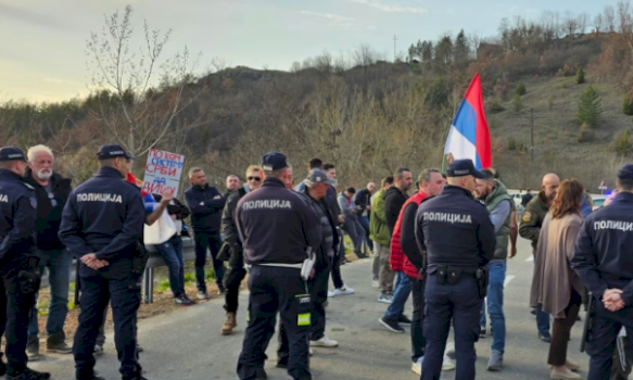 protesta-per-ligjin-per-te-huajt,-bllokohet-rruga-ne-jarinje-ne-anen-e-serbise