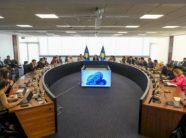 dita-e-dyte-e-takimit-te-qeverise-per-t’i-kthyer-“zotimet-ne-program”,-kurti-shihet-ne-“xhinse”,-disa-ministra-pergjumshem