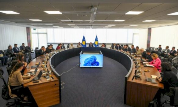 dita-e-dyte-e-takimit-te-qeverise-per-t’i-kthyer-“zotimet-ne-program”,-kurti-shihet-ne-“xhinse”,-disa-ministra-pergjumshem