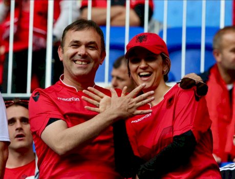 kurti-e-uron-rexhep-selimin-per-ditelindje:-dy-krahet-e-shqiponjes-qe-e-bejne-dhjeteshen