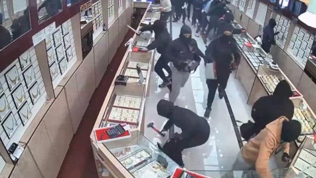 1.7-milione-dollare-per-70-sekonda,-grabitje-spektakolare-ne-nje-dyqan-bizhuterish-ne-kaliforni