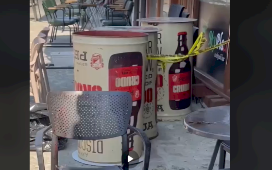 pamje-nga-lokali-ku-ndodhi-vrasja-ne-gjakove,-shihen-vrimat-e-plumbave