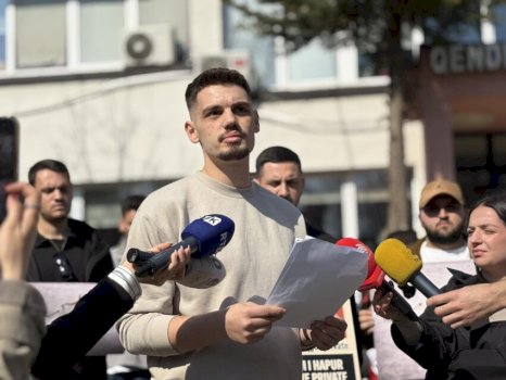 “Universiteti në rrezik” – Studentët e stomatologjisë me aksion para Agjencisë së Kosovës për Akreditim