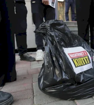 aksion-simbolik-i-rinise-se-pdk-se,-vendosin-thes-me-“genjeshtrat”-e-kurtit-para-qeverise