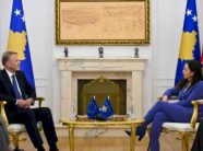 osmani-pret-ne-takim-lamtumires-shefin-e-zyres-se-be-se-ne-kosove,-aivo-orav-te-cilit-i-perfundon-mandati