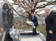 svecla-e-peci-bejne-homazhe-te-pllaka-perkujtimore-e-viktimave-te-trazirave-te-marsit