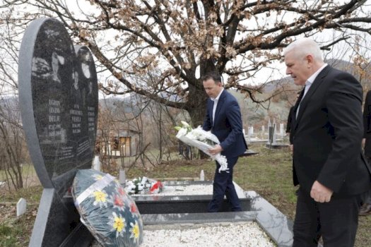 svecla-e-peci-bejne-homazhe-te-pllaka-perkujtimore-e-viktimave-te-trazirave-te-marsit