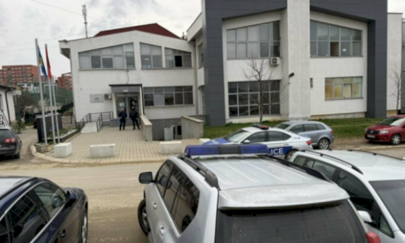 policia-zbarkon-ne-arbk,-punetoret-nuk-po-lejohet-te-levizin