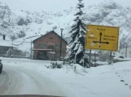 rruga-kulle-–-rozhaje-e-pakalueshme,-eshte-e-bllokuar-nga-bora