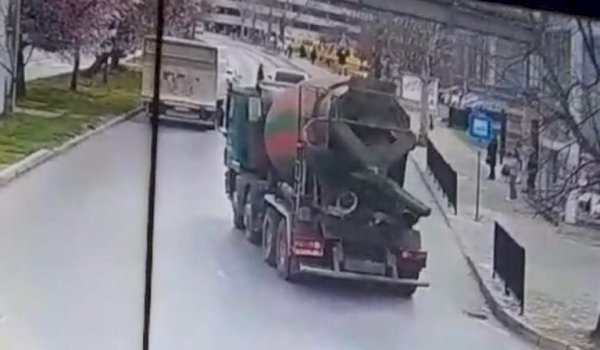 gjobitet-nje-firme-dhe-punonjesi-i-saj-per-ndotje-te-rruges-ne-prishtine