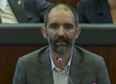 abrashi-i-reagon-tahirit:-vec-mu-kujtuan-menjehere-diku-80-zv.ministra,-njerit-qe-as-emrin-s’ja-dinte-kryeministri-haradinaj-asokohe