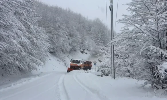 mbetet-e-bllokuar-rruga-peje-kulle-rozhaje,-qkmk-del-me-njoftim