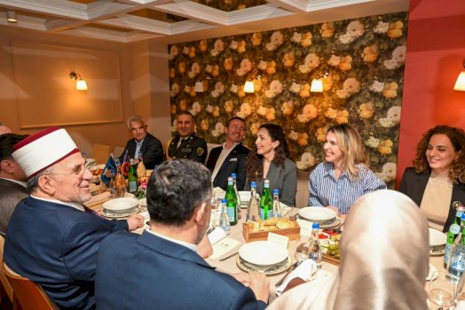 presidentja-osmani-shtron-iftar-per-myftiun-ternava