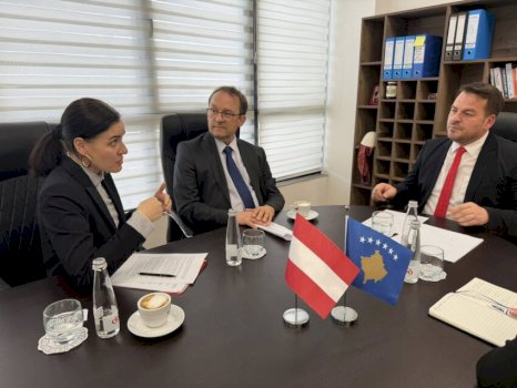 ministri-muja-takohet-me-schnetzer,-diskutuan-per-thellim-bashkepunimi-mes-dy-vendeve