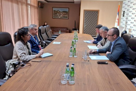 ambasadori-britanik-ne-veri,-flet-me-perfaqesues-te-listes-serbe-rreth-ligjit-per-te-huajt