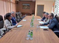 ambasadori-britanik-ne-veri,-flet-me-perfaqesues-te-listes-serbe-rreth-ligjit-per-te-huajt