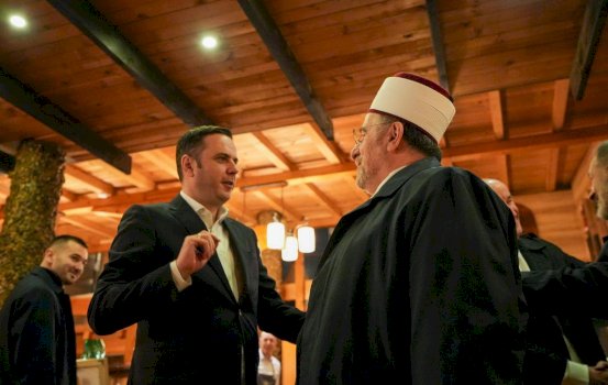 festa-e-bajramit,-abdixhiku:-zoti-ju-bekofte-ju,-familjet-tuaja-dhe-vendin-tone!