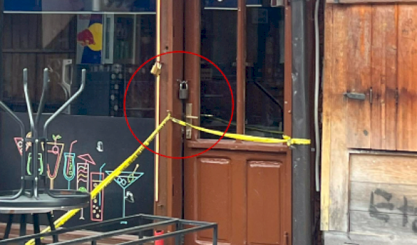 gjakove:-ende-i-mbyllur-dhe-me-shirit-te-policise-lokali-ku-u-vra-nje-person