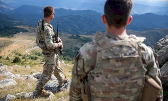 kurti-alarmoi-per-ushtrimet-e-parashutisteve-afer-kufirit,-kfor:-ishim-te-njoftuar-nga-ushtria-serbe,-s’jane-kercenim-per-sigurine