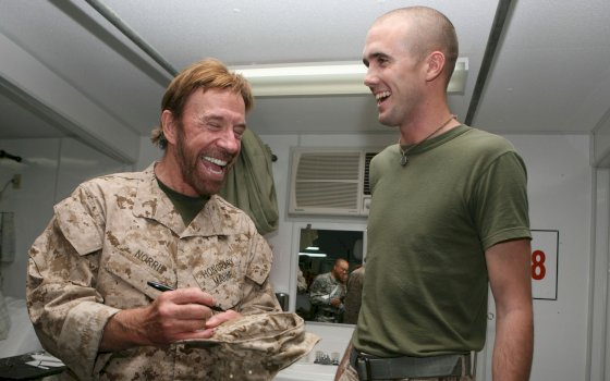 marina-amerikane-kujton-chuck-norrisin:-“ai-s’na-u-bashkua-neve,-ne-aplikuam-te-ai”