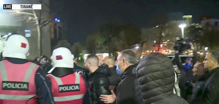 protesta-ne-shqiperi/-sali-berisha-ndihet-keq-nga-gazi-lotsjelles,-rrethohet-nga-truprojat