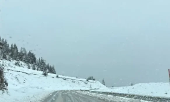 bora-ne-mal-te-zi,-qendra-per-menaxhim-kufitar-tregon-se-rruga-peje-pkk-kulle-rozhaje-eshte-e-pakalueshme-per-kamione