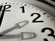 ora-verore-2026-–-kur-do-t’i-cojme-akrepat-60-minuta-perpara-dhe-do-te-“humbasim”-nje-ore-gjume