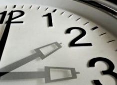 ora-verore-2026-–-kur-do-t’i-cojme-akrepat-60-minuta-perpara-dhe-do-te-“humbasim”-nje-ore-gjume