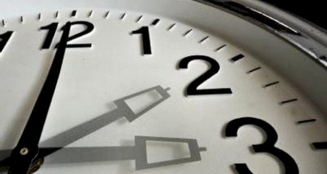 ora-verore-2026-–-kur-do-t’i-cojme-akrepat-60-minuta-perpara-dhe-do-te-“humbasim”-nje-ore-gjume